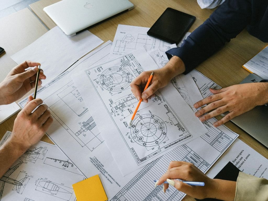 Masa üzerinde teknik çizimler ve planlar